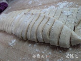 【老桃七厨房】新疆风味孜然手擀面的做法步骤：2