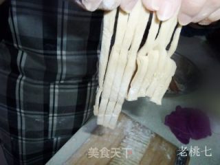 【老桃七厨房】新疆风味孜然手擀面的做法步骤：2