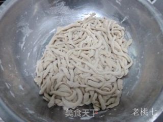 【老桃七厨房】新疆风味孜然手擀面的做法步骤：2