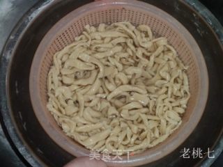 【老桃七厨房】新疆风味孜然手擀面的做法步骤：2