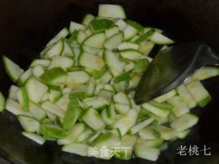 【老桃七厨房】新疆风味孜然手擀面的做法步骤：2