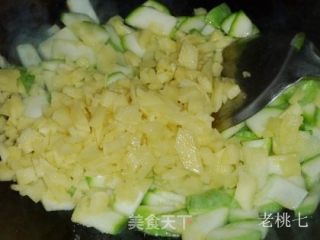 【老桃七厨房】新疆风味孜然手擀面的做法步骤：2