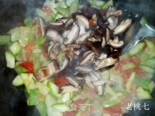 【老桃七厨房】新疆风味孜然手擀面的做法步骤：2