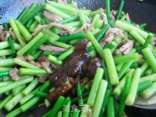 里脊肉炒蒜薹的做法步骤：2