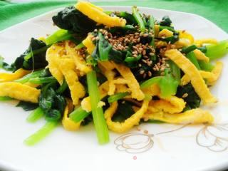 简单家常菜------芝麻蛋皮菠菜的做法步骤：2