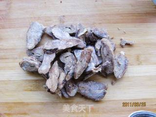 腊肠炒菜苔的做法步骤：2