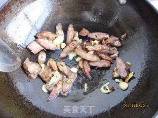 腊肠炒菜苔的做法步骤：2