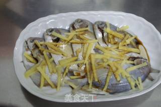 清蒸鲳鱼的做法步骤：2