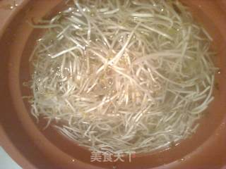 肉炒豆芽的做法步骤：2