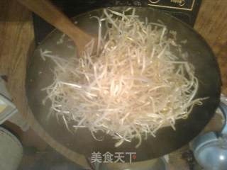 肉炒豆芽的做法步骤：2
