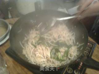 肉炒豆芽的做法步骤：2