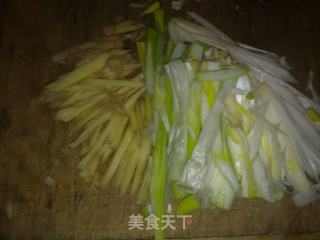 清蒸鲈鱼的做法步骤：2