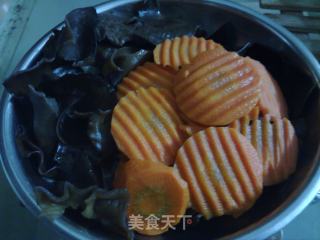 红萝卜清炒木耳的做法步骤：2