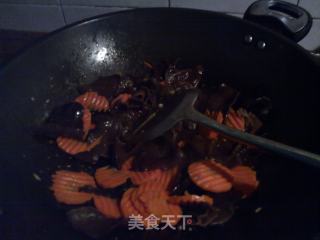 红萝卜清炒木耳的做法步骤：2