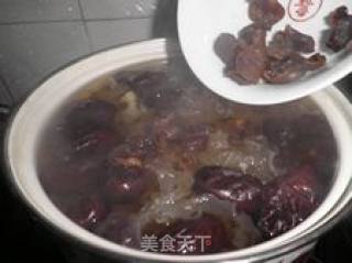 红枣桂圆银耳羹的做法步骤：3