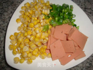 珍珠蒜苔炒香肠的做法步骤：2