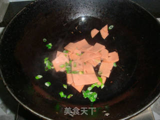 珍珠蒜苔炒香肠的做法步骤：2