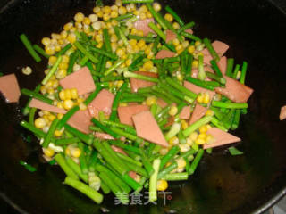 珍珠蒜苔炒香肠的做法步骤：2