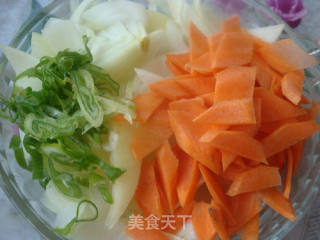 肉炒洋葱胡萝卜的做法步骤：2