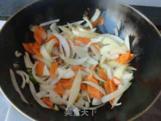 肉炒洋葱胡萝卜的做法步骤：2