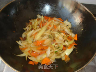 肉炒洋葱胡萝卜的做法步骤：2