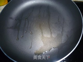 黑木耳炒鱿鱼的做法步骤：2
