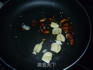 黑木耳炒鱿鱼的做法步骤：2