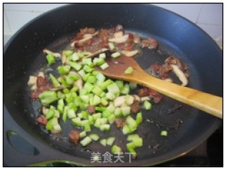 芥蓝腊肠饭的做法步骤：2