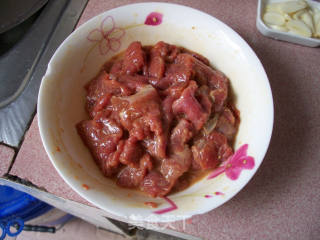 豌豆夹炒牛肉的做法步骤：2