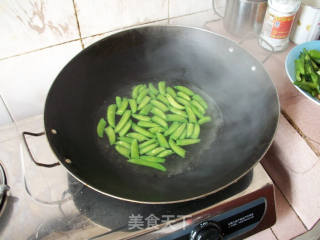 豌豆夹炒牛肉的做法步骤：2