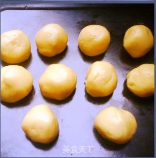 草莓菠萝包的做法步骤：3
