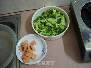 西兰花炒火腿肠的做法步骤：2