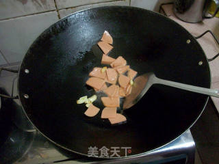 西兰花炒火腿肠的做法步骤：2
