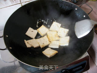 蒜苗炒豆腐的做法步骤：2