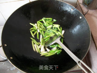 蒜苗炒豆腐的做法步骤：2