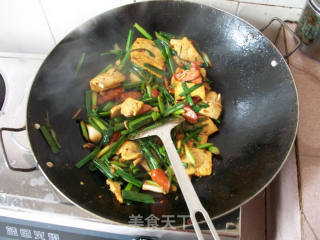 蒜苗炒豆腐的做法步骤：2