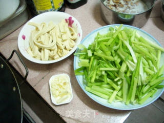 芹菜炒千张的做法步骤：2