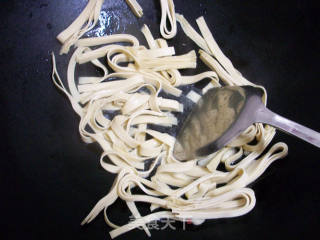 芹菜炒千张的做法步骤：2