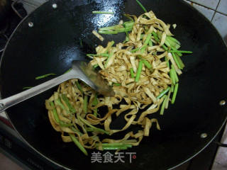 芹菜炒千张的做法步骤：2