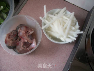 萝卜丝生鱼汤的做法步骤：2