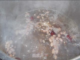 眉豆花生猪脚筋瘦肉汤的做法步骤：2