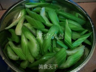 芹菜木耳炒肉(十二)的做法步骤：2