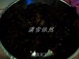 芹菜木耳炒肉(十二)的做法步骤：2