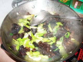 芹菜木耳炒肉(十二)的做法步骤：2