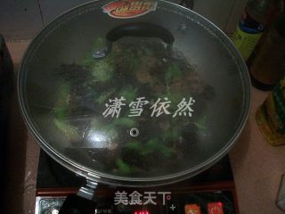 芹菜木耳炒肉(十二)的做法步骤：2