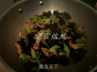 芹菜木耳炒肉(十二)的做法步骤：2