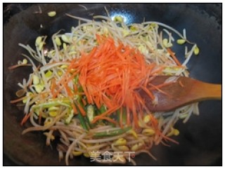 豆芽炒胡萝卜的做法步骤：2