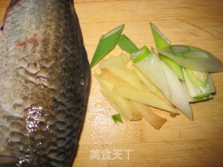 鲫鱼汤的做法步骤：2