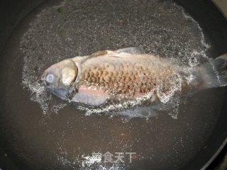 鲫鱼汤的做法步骤：2