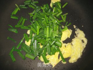 韭菜炒鸡蛋的做法步骤：2